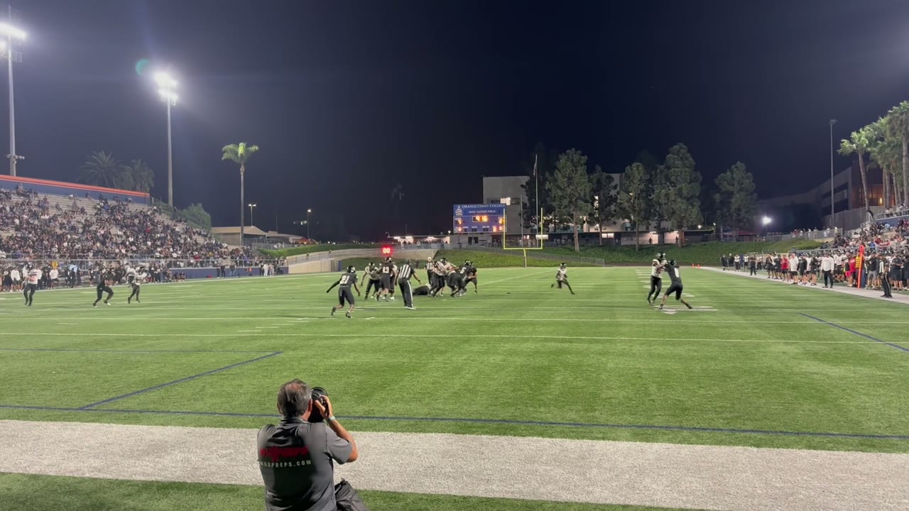 Jaden Jefferson keeps it himself around the left end for a Husky Touch