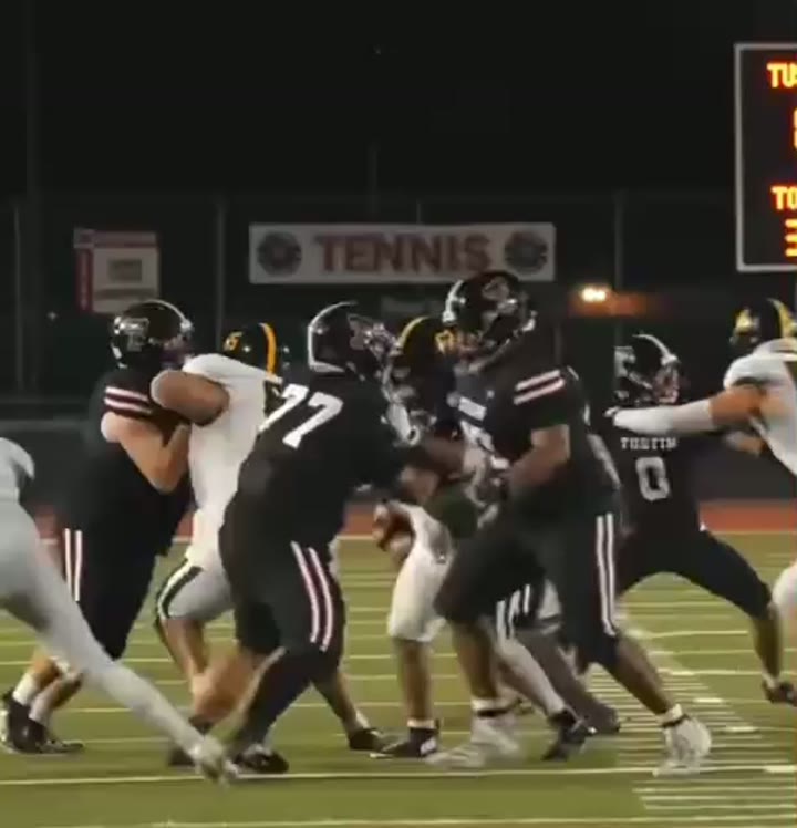 Big man Williams rumbles in for a rushing TD