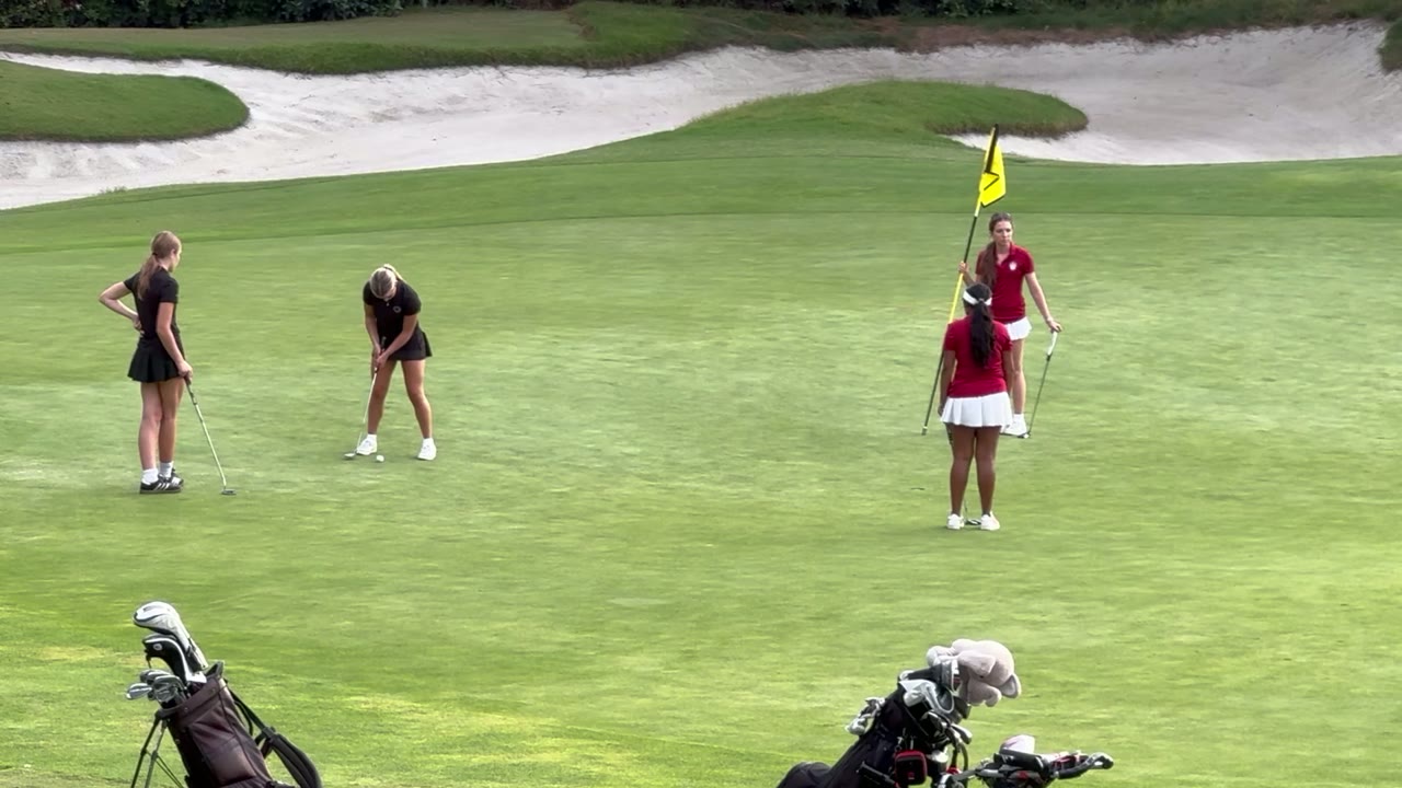 Mila Vincent sinking her putt